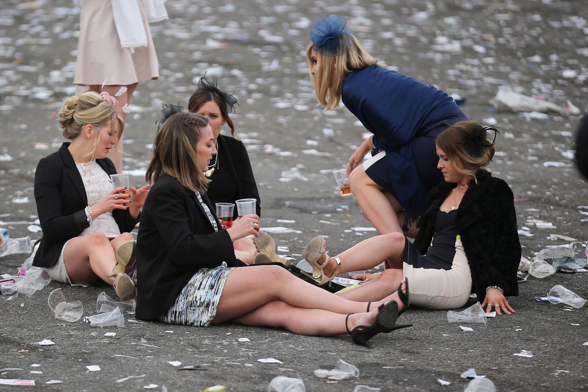 Britanicii știu să petreacă! În ce au transformat cea mai așteptată competiție sportivă a săptămânii