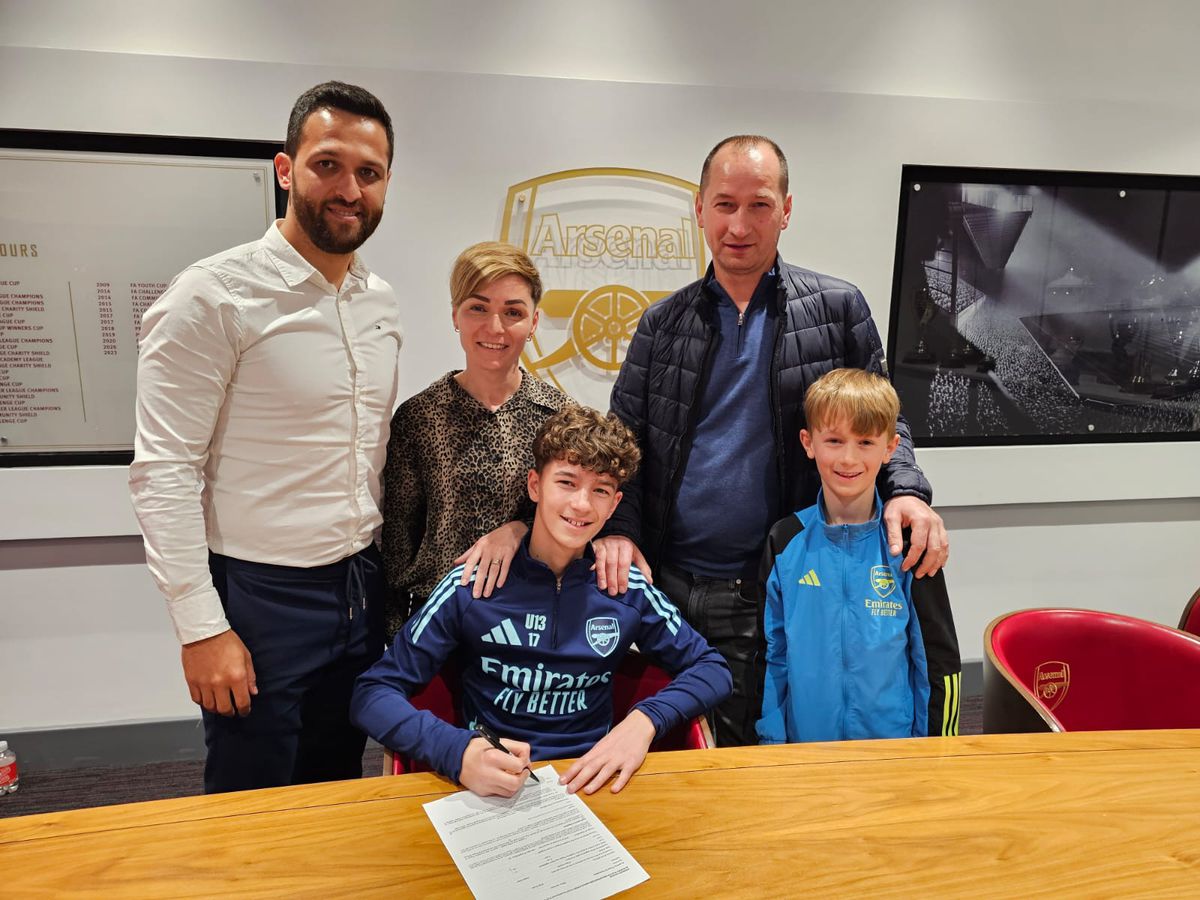 Românul Robert Asavetei a semnat cu Arsenal U13