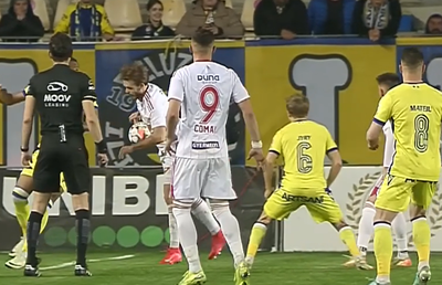 Două faze controversate în Petrolul - Sepsi, ambele judecate în aceeași direcție » Henț evident în careu, arbitrul nu a revăzut intervenția