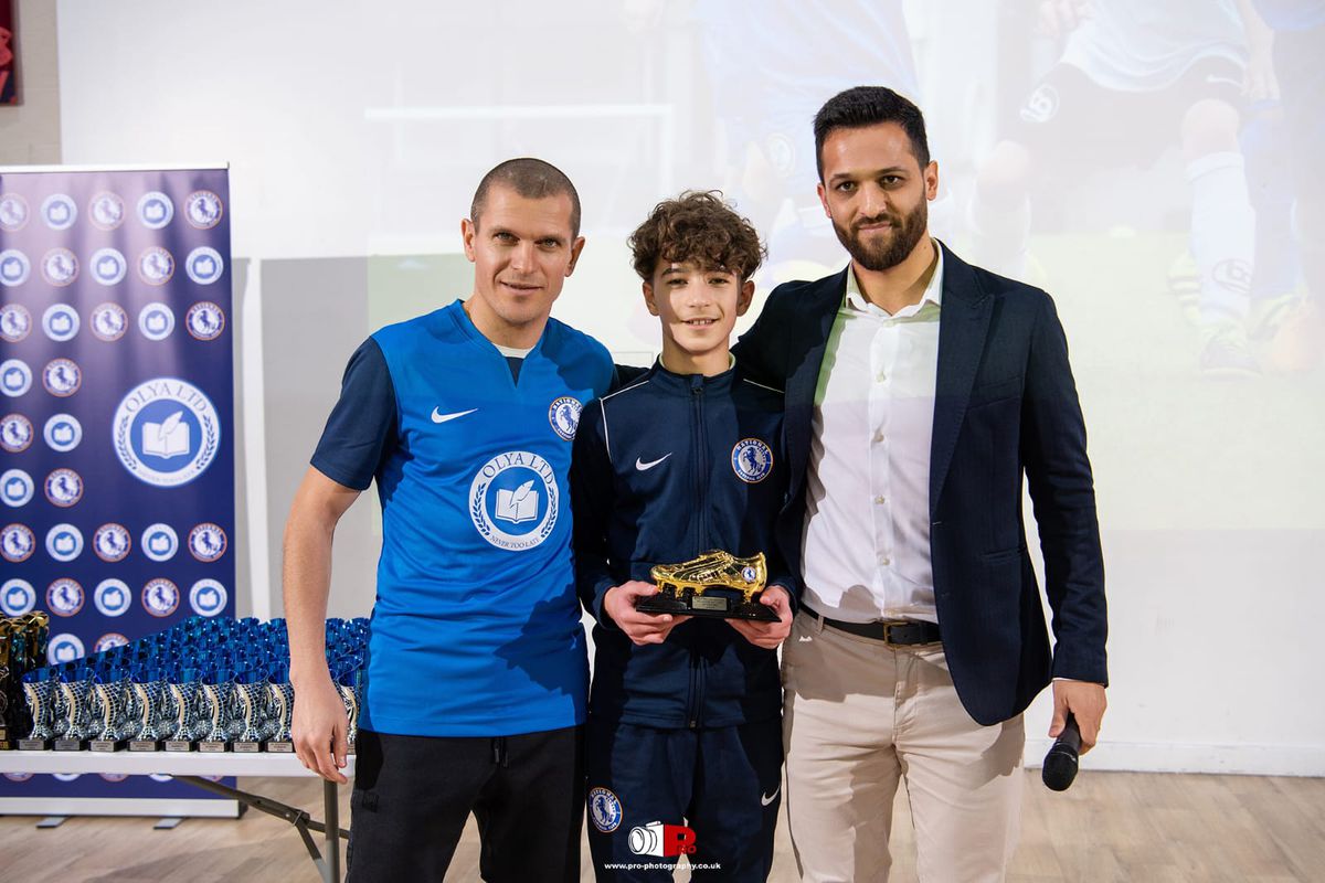 Românul Robert Asavetei a semnat cu Arsenal U13