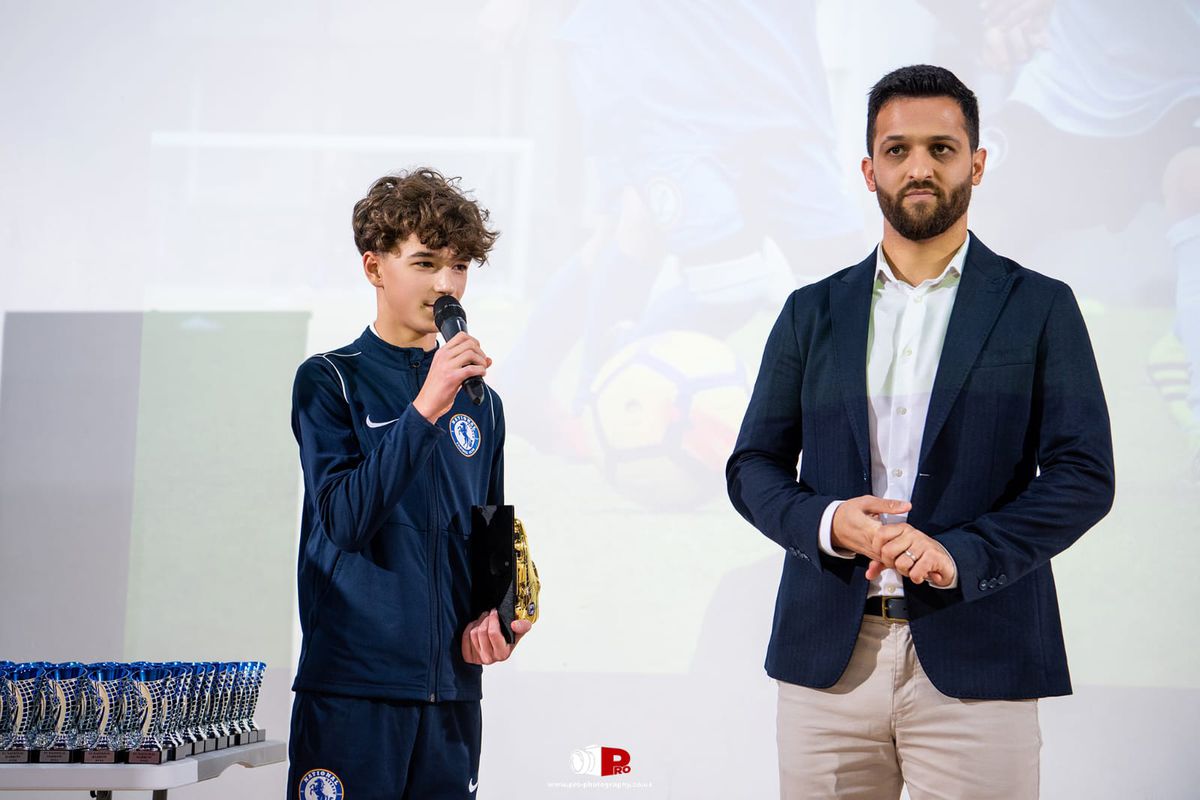 Povestea românului crescut de Chelsea, care a semnat acum cu Arsenal » A făcut primii pași în fotbal sub bagheta unui fost jucător de la Oțelul Galați, care colaborează cu Academia Hagi