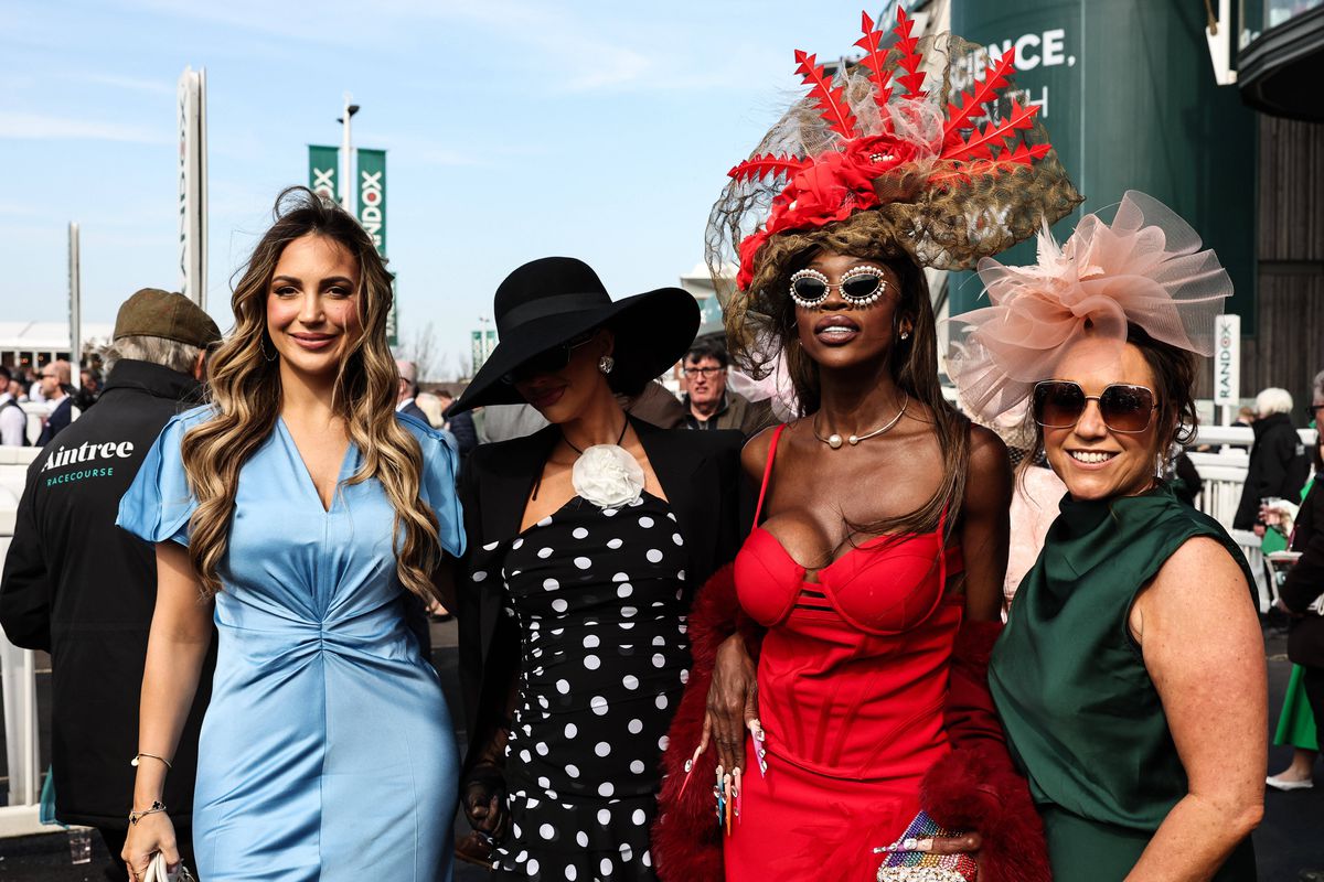 Britanicii știu să petreacă! În ce au transformat cea mai așteptată competiție sportivă a săptămânii