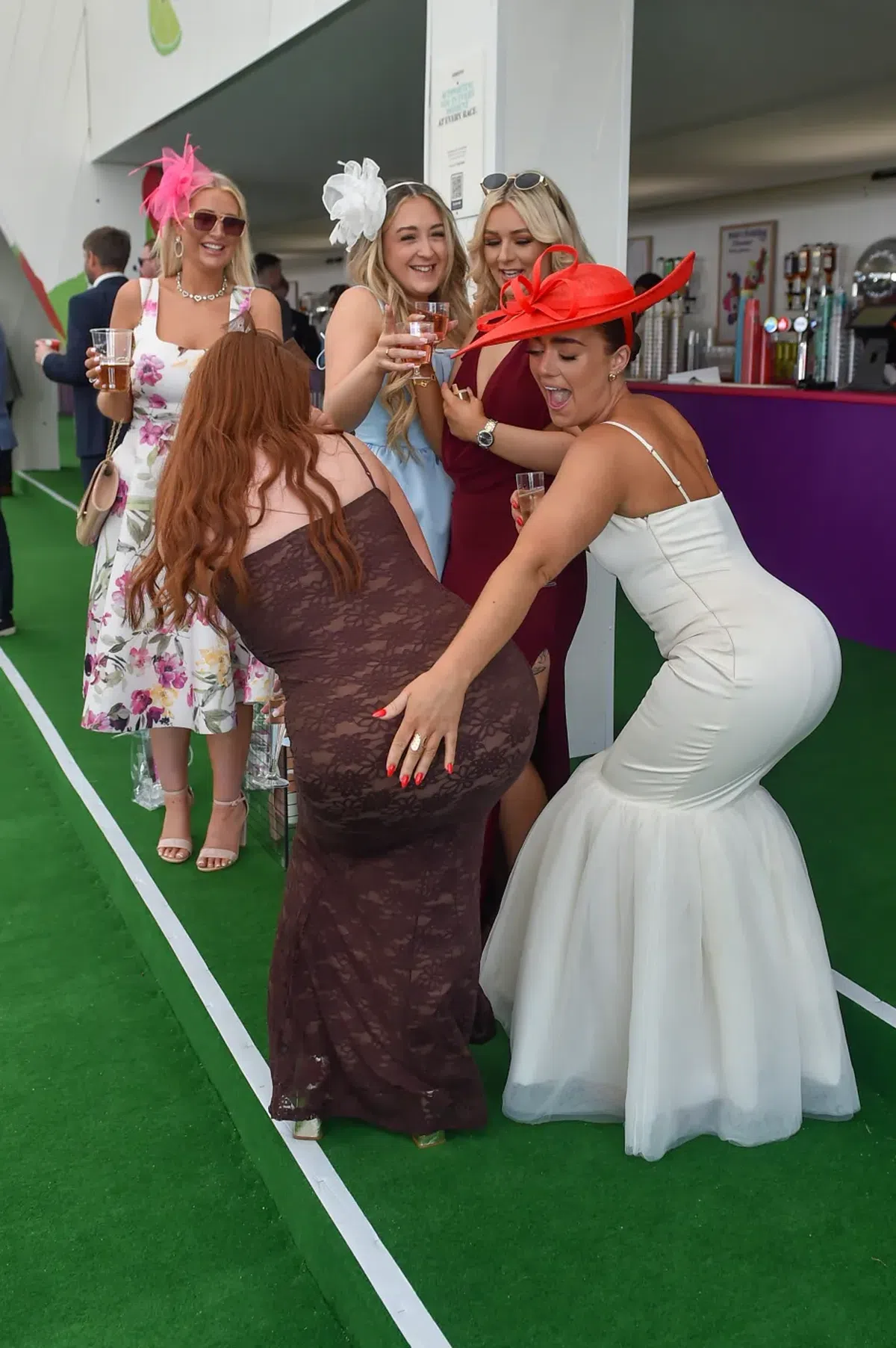 Britanicii știu să petreacă! În ce au transformat cea mai așteptată competiție sportivă a săptămânii