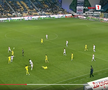 Două faze controversate în Petrolul - Sepsi, ambele judecate în aceeași direcție » Henț evident în careu, arbitrul nu a revăzut intervenția