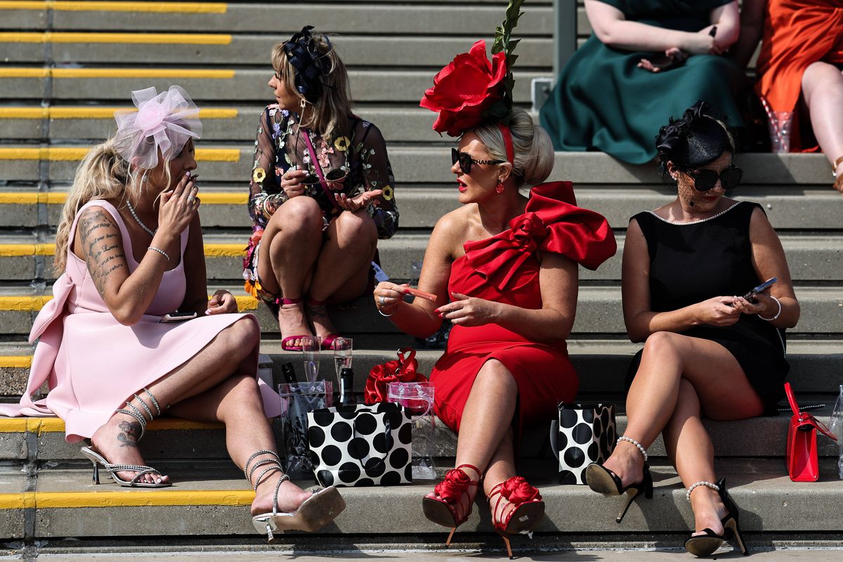 Britanicii știu să petreacă! În ce au transformat cea mai așteptată competiție sportivă a săptămânii