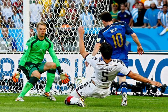 Matts Hummels, în duel cu Lionel Messi, pentru o minge urmărită și de Manuel Neuer în finala CM 2014 de pe Maracana, Germania - Argentina 1-0 / Foto: Imago