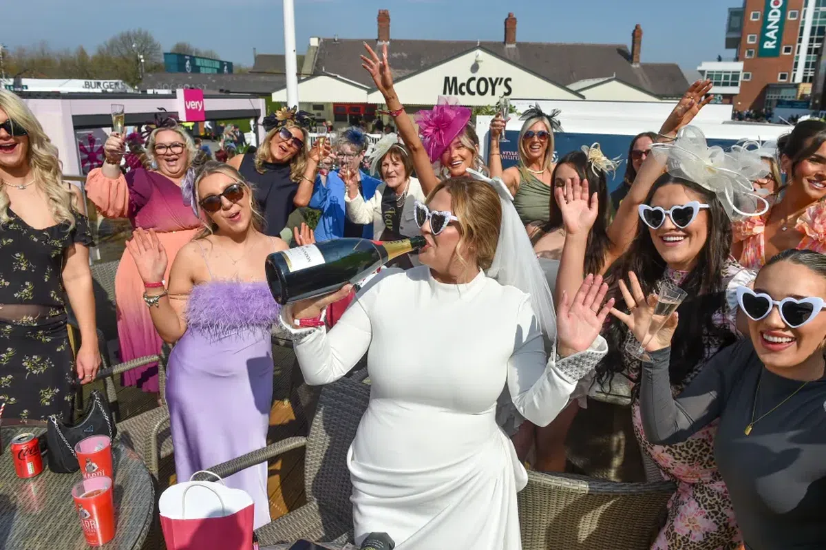 Britanicii știu să petreacă! În ce au transformat cea mai așteptată competiție sportivă a săptămânii