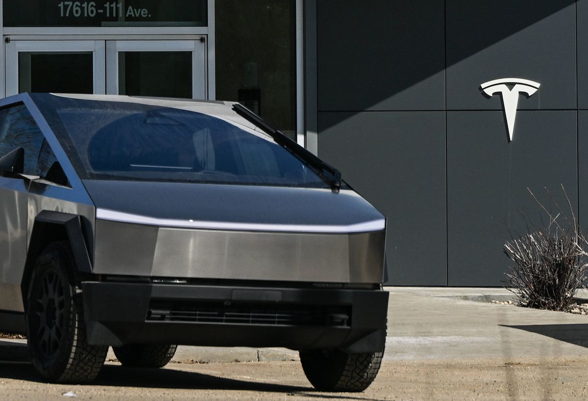 Mașina Tesla, descrisă de Elon Musk drept „indestructibilă”, a fost RUPTĂ în două de un Mercedes