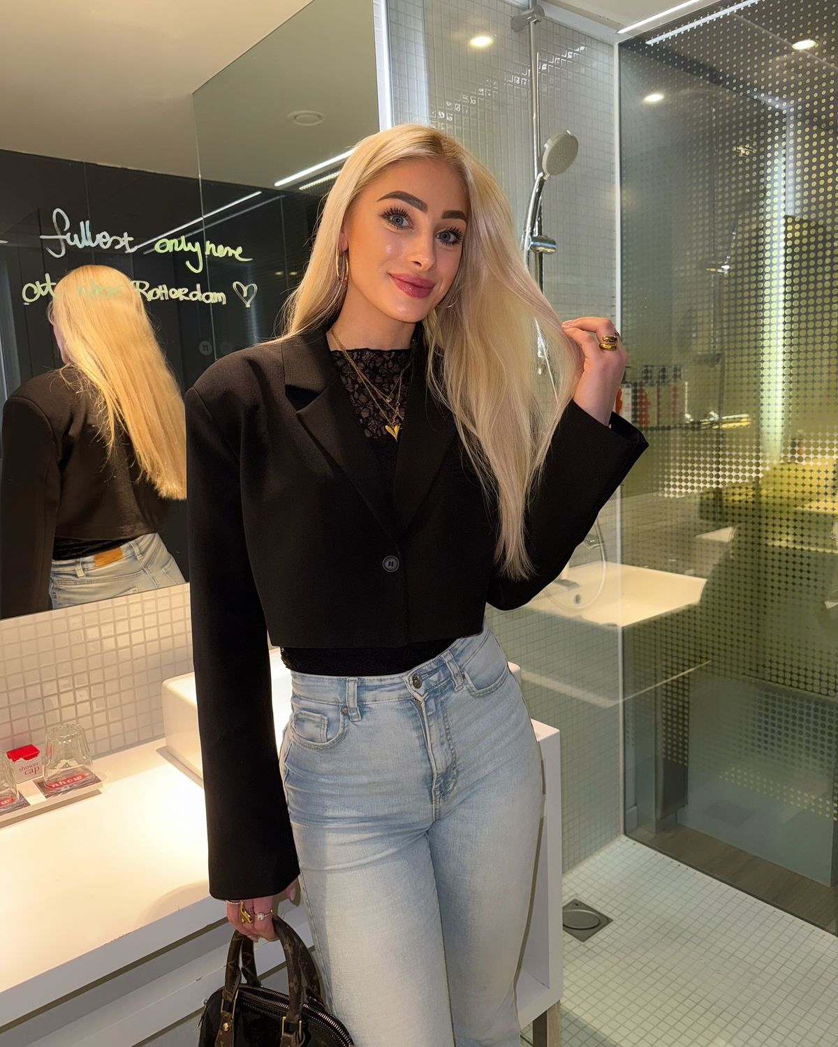 Esmee întoarce privirile în sala de fitness! Cine e blonda care a cucerit Olanda și a câștigat titlul de „Miss Intercontinental”