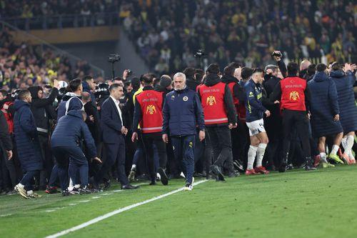 Jose Mourinho părăsește „scena” după ce l-a tras de nas pe Okan Buruk / Foto: Imago