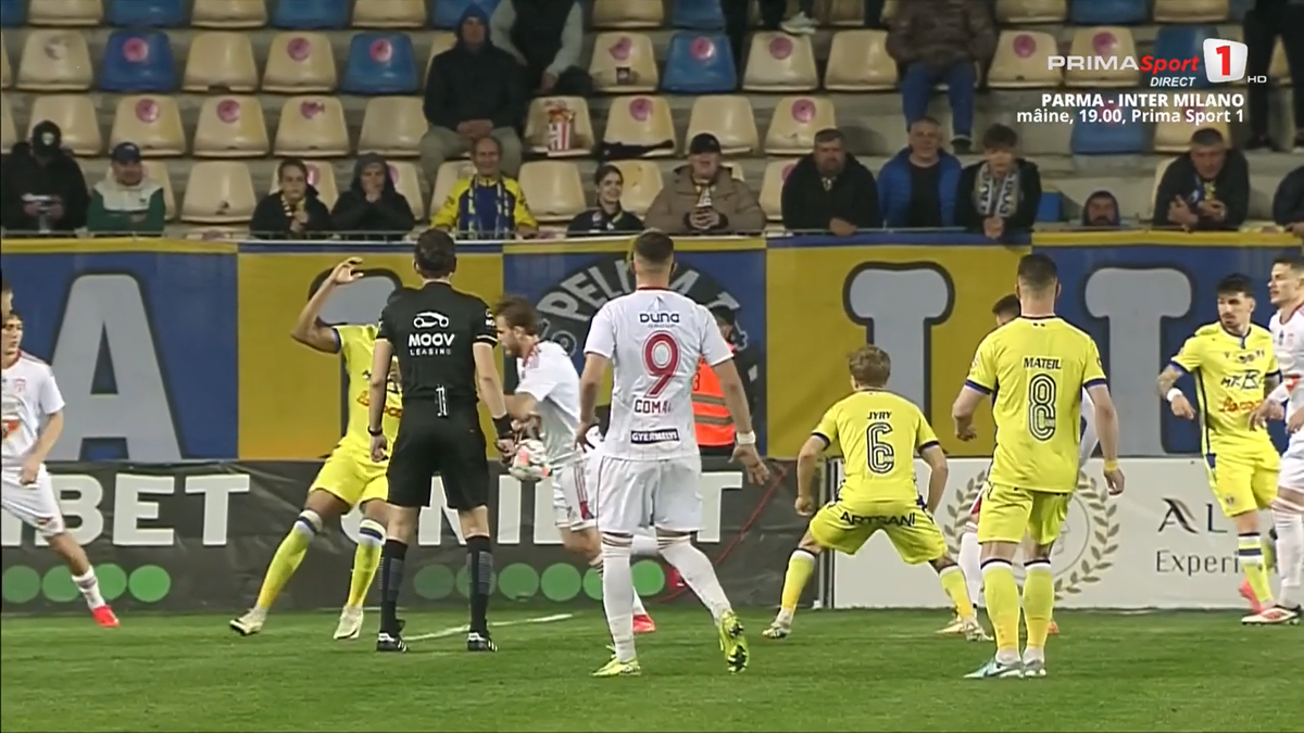 Două faze controversate în Petrolul - Sepsi, ambele judecate în aceeași direcție » Henț evident în careu, arbitrul nu a revăzut intervenția