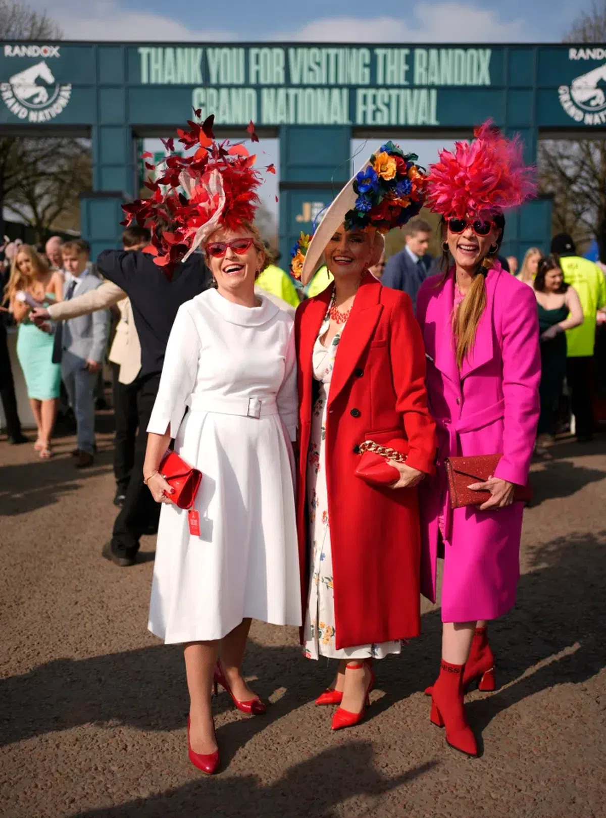 Britanicii știu să petreacă! În ce au transformat cea mai așteptată competiție sportivă a săptămânii