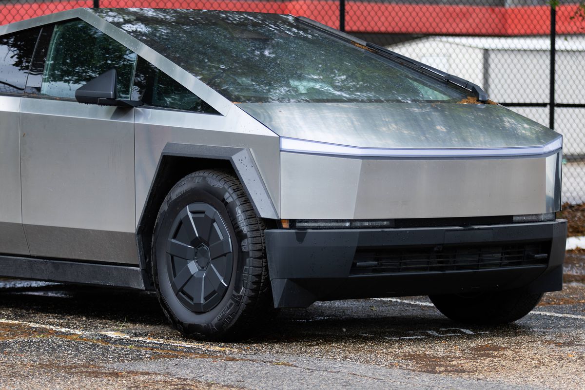 Mașina Tesla, descrisă de Elon Musk drept „indestructibilă”, a fost RUPTĂ în două de un Mercedes