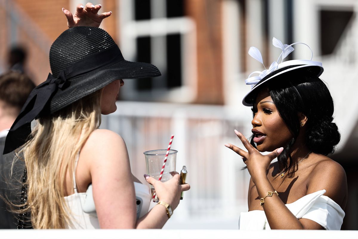 Britanicii știu să petreacă! În ce au transformat cea mai așteptată competiție sportivă a săptămânii