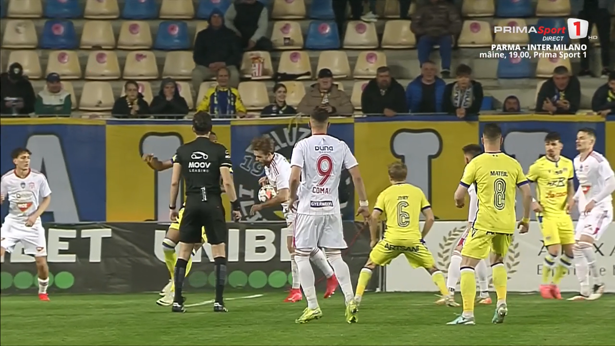 Două faze controversate în Petrolul - Sepsi, ambele judecate în aceeași direcție » Henț evident în careu, arbitrul nu a revăzut intervenția