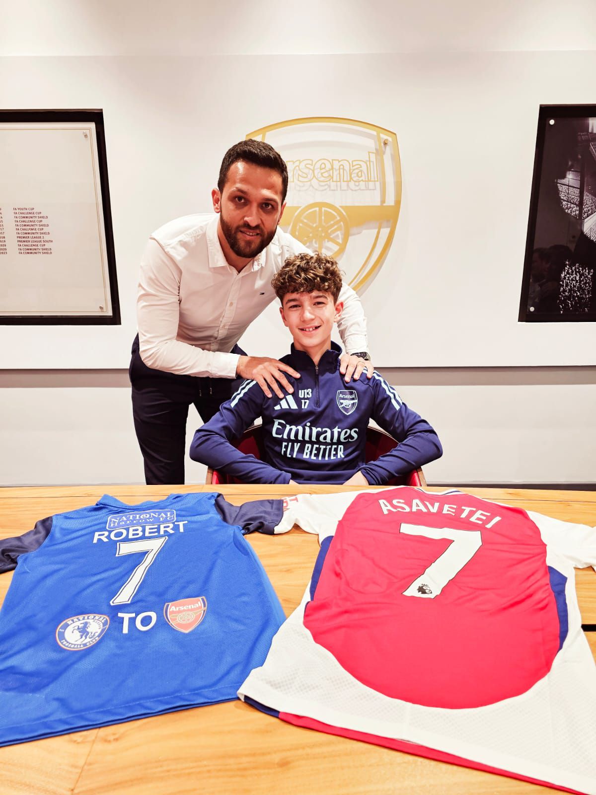 Povestea românului crescut de Chelsea, care a semnat acum cu Arsenal » A făcut primii pași în fotbal sub bagheta unui fost jucător de la Oțelul Galați, care colaborează cu Academia Hagi