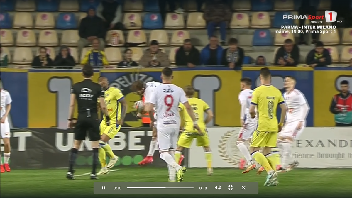 Două faze controversate în Petrolul - Sepsi, ambele judecate în aceeași direcție » Henț evident în careu, arbitrul nu a revăzut intervenția