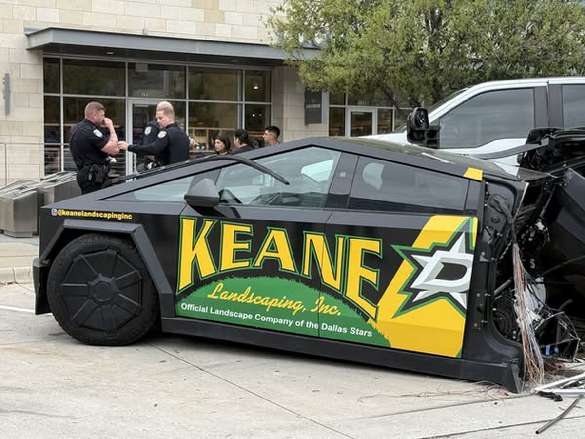 Mașina Tesla, descrisă de Elon Musk drept „indestructibilă”, a fost RUPTĂ în două de un Mercedes