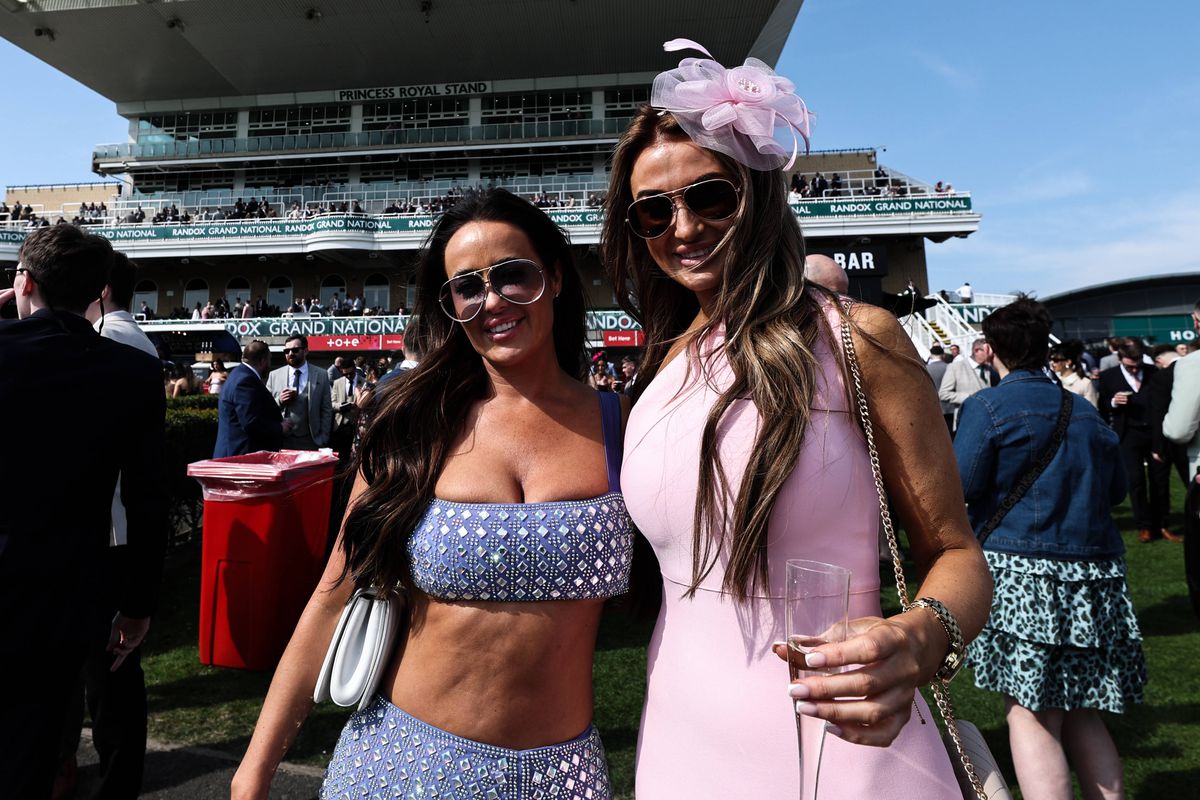 Britanicii știu să petreacă! În ce au transformat cea mai așteptată competiție sportivă a săptămânii