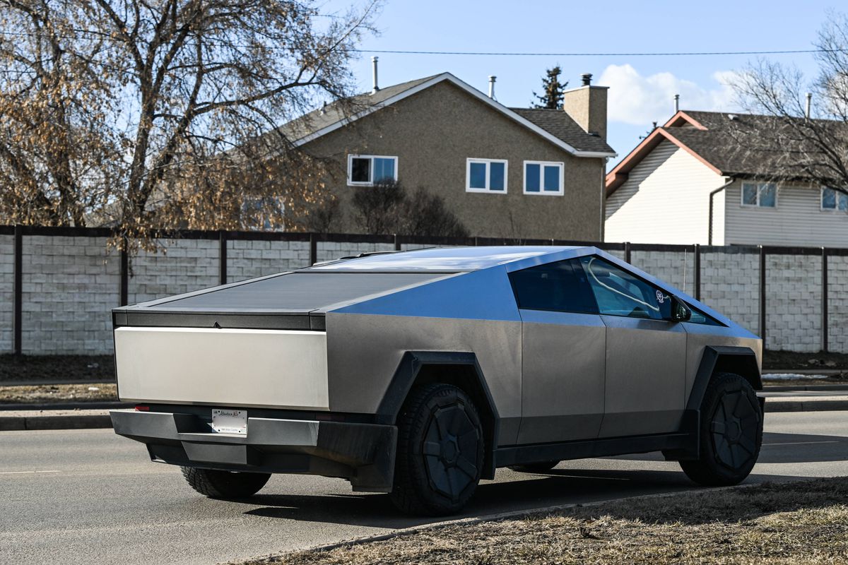 Mașina Tesla, descrisă de Elon Musk drept „indestructibilă”, a fost RUPTĂ în două de un Mercedes