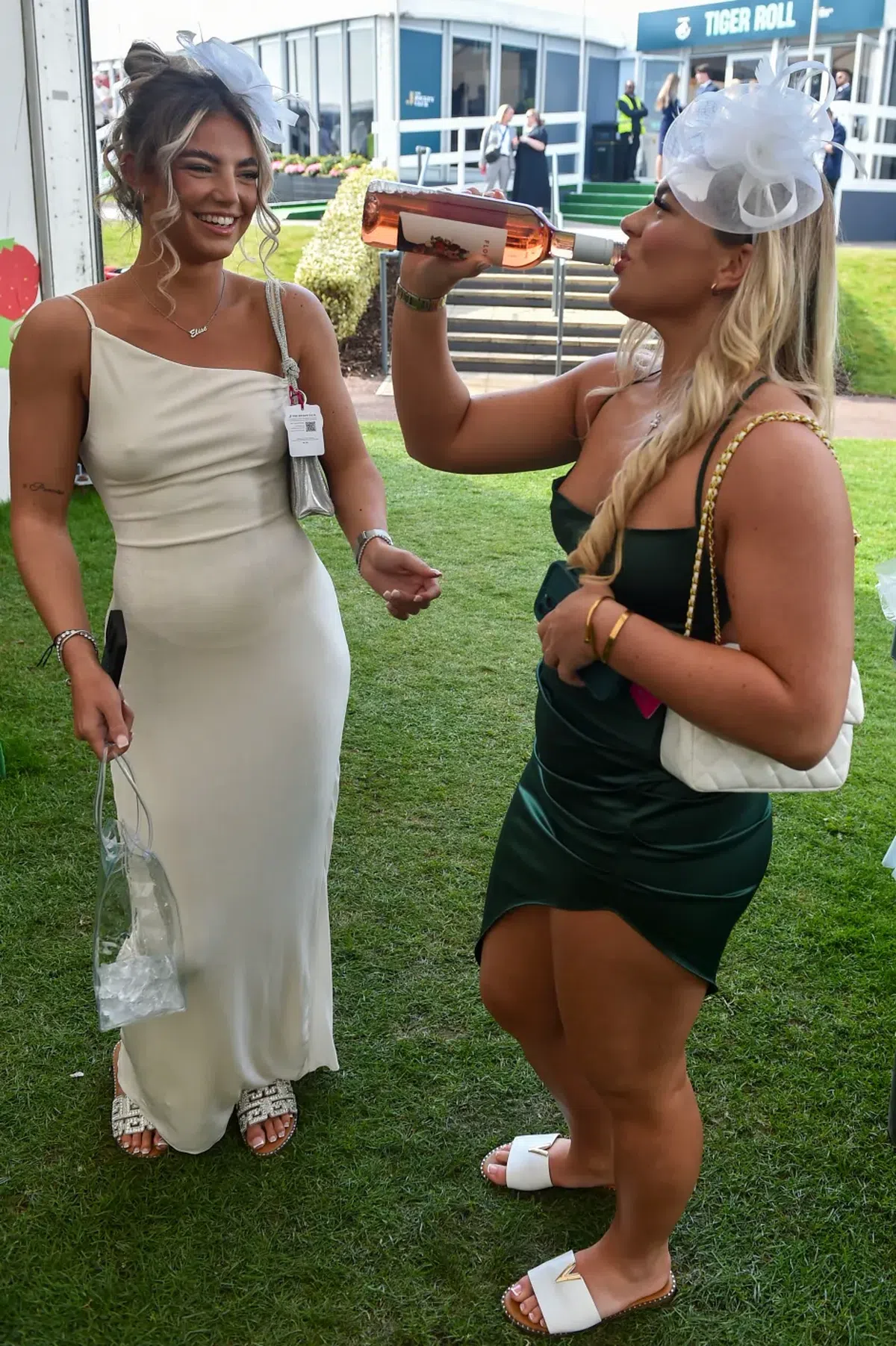 Britanicii știu să petreacă! În ce au transformat cea mai așteptată competiție sportivă a săptămânii