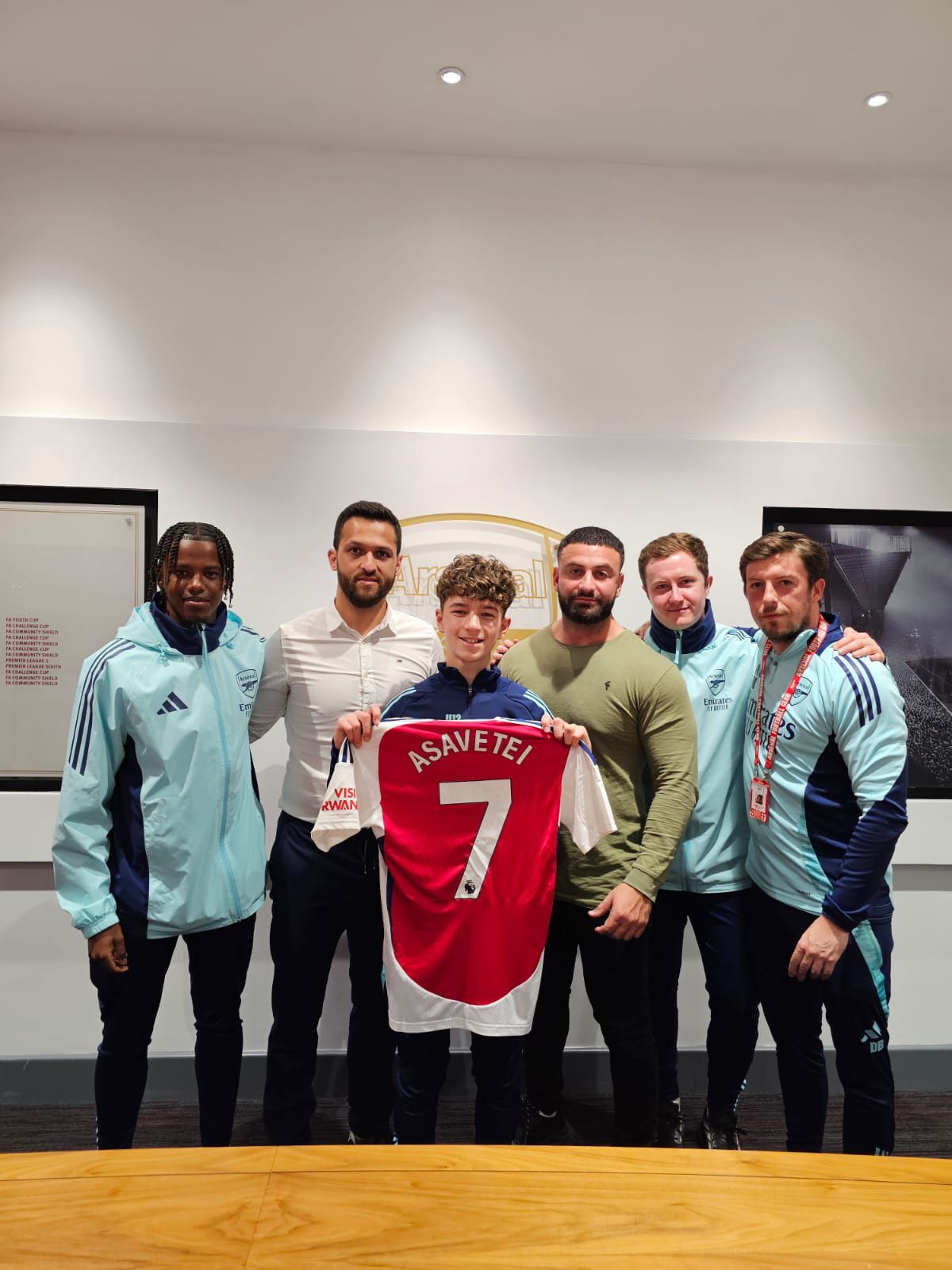 Povestea românului crescut de Chelsea, care a semnat acum cu Arsenal » A făcut primii pași în fotbal sub bagheta unui fost jucător de la Oțelul Galați, care colaborează cu Academia Hagi