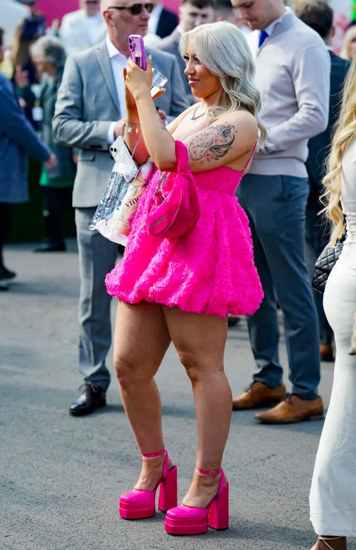 Britanicii știu să petreacă! În ce au transformat cea mai așteptată competiție sportivă a săptămânii