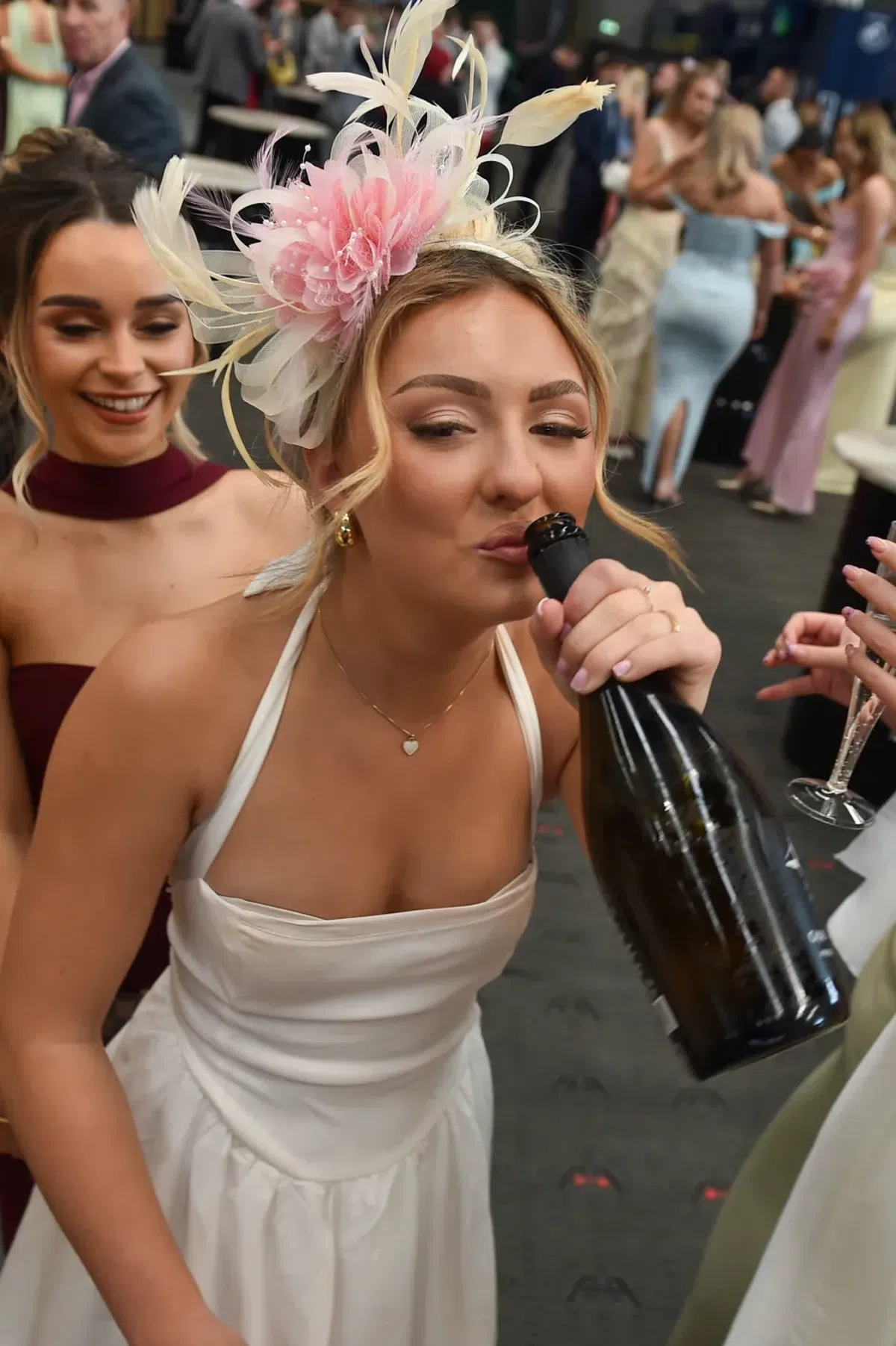 Britanicii știu să petreacă! În ce au transformat cea mai așteptată competiție sportivă a săptămânii