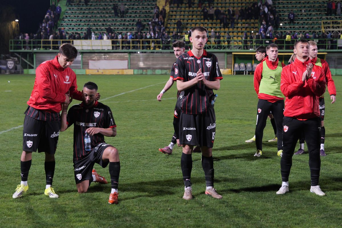 Scandări xenofobe și obiectiv trasat „câinilor” chiar pe teren » Ce nu s-a văzut la TV după FC Argeș - Dinamo