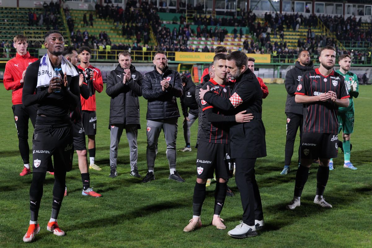 Scandări xenofobe și obiectiv trasat „câinilor” chiar pe teren » Ce nu s-a văzut la TV după FC Argeș - Dinamo