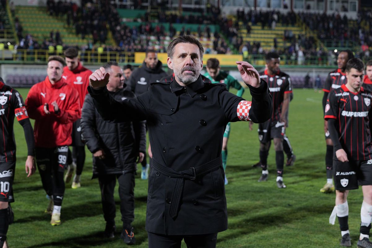 Scandări xenofobe și obiectiv trasat „câinilor” chiar pe teren » Ce nu s-a văzut la TV după FC Argeș - Dinamo