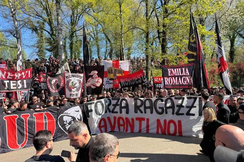 Ultrașii lui AC Milan i-au încurajat pe jucători la bază, înainte de meciul cu Napoli // foto: X
