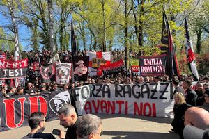 IMPRESIONANT! Interziși la meci, 4.000 de ultrași au luat cu asalt antrenamentul lui AC Milan