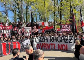 Impresionant! Interziși la meci, 4.000 de ultrași au luat cu asalt antrenamentul lui AC Milan