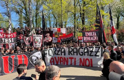Impresionant! Interziși la meci, 4.000 de ultrași au luat cu asalt antrenamentul lui AC Milan