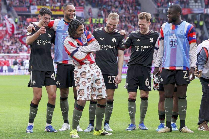 Serge Gnabry, cu pantalonii personalizați // foto: Imago Images