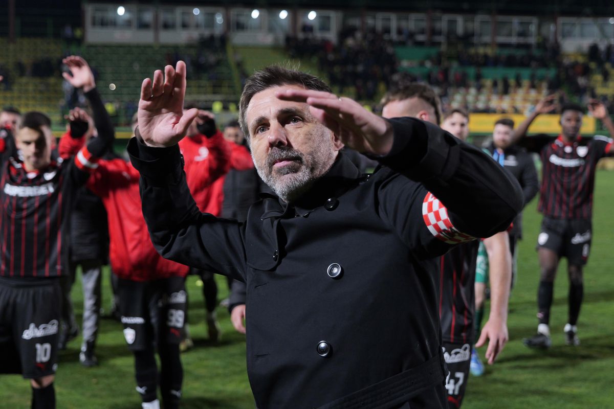 Scandări xenofobe și obiectiv trasat „câinilor” chiar pe teren » Ce nu s-a văzut la TV după FC Argeș - Dinamo