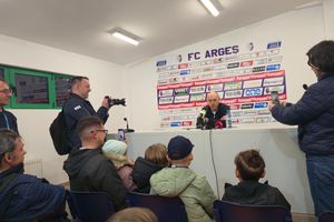 Conferință inedită a lui Bogdan Andone! Cu sala plină de copii, antrenorul lui FC Argeș a vorbit despre obiectivele echipei: „Suntem singurii”