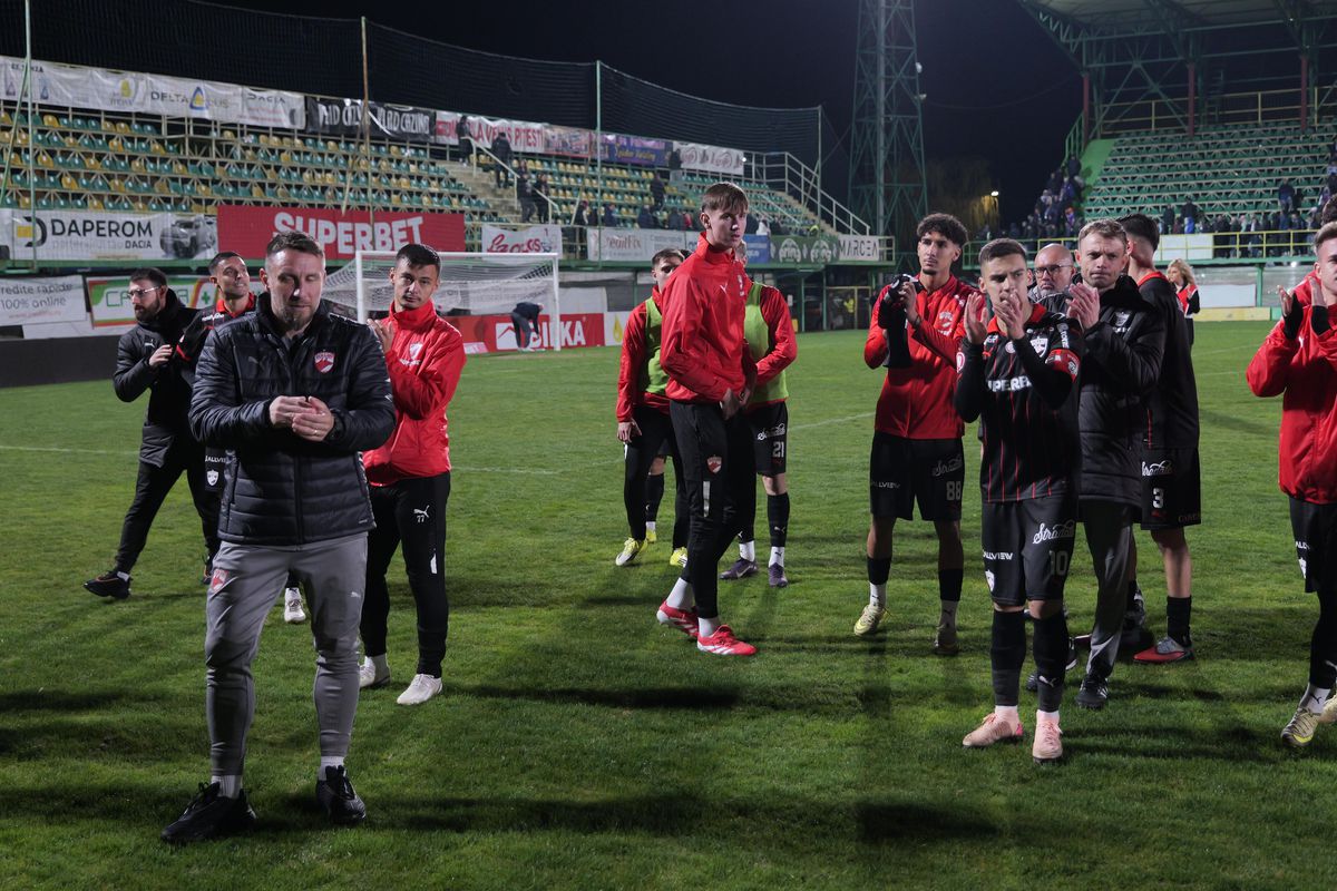 Scandări xenofobe și obiectiv trasat „câinilor” chiar pe teren » Ce nu s-a văzut la TV după FC Argeș - Dinamo