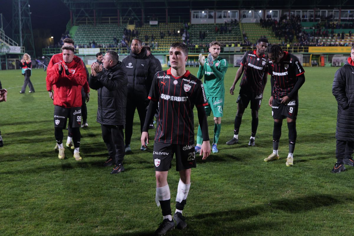 Scandări xenofobe și obiectiv trasat „câinilor” chiar pe teren » Ce nu s-a văzut la TV după FC Argeș - Dinamo