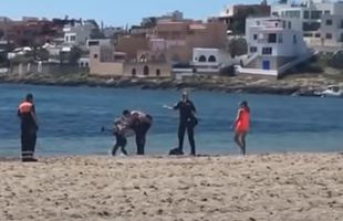 VIDEO Scene ireale pe o plajă din Spania! Un bărbat a ținut polițistul cu capul sub apă și e acuzat de tentativă de omor