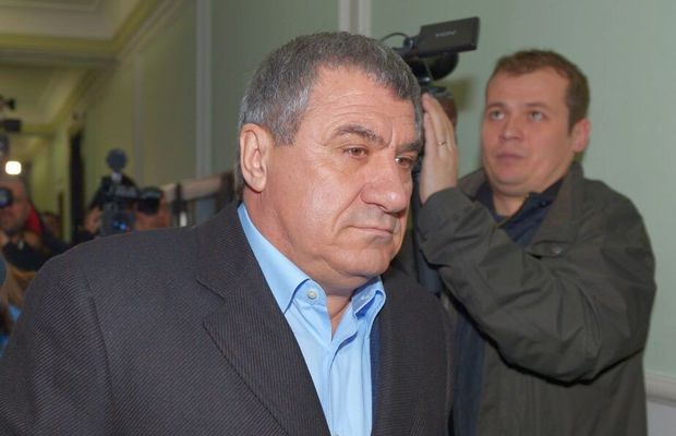 Victor Becali, atac cu talpa la Cornel Dinu: „Are obiceiul de a pune morții martori”
