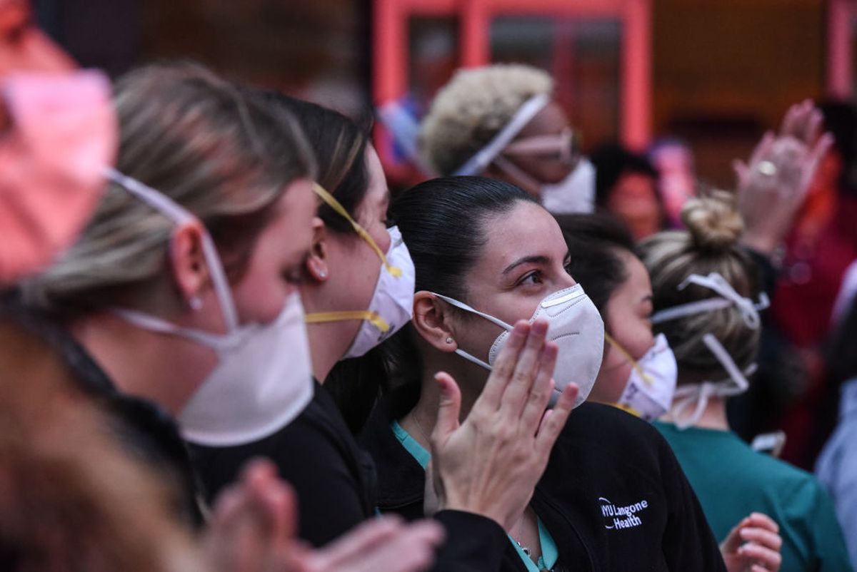 FOTO O asistentă s-a dezbrăcat complet în centrul orașului: „Am văzut prea mulți morți, vreau să scap de stres”