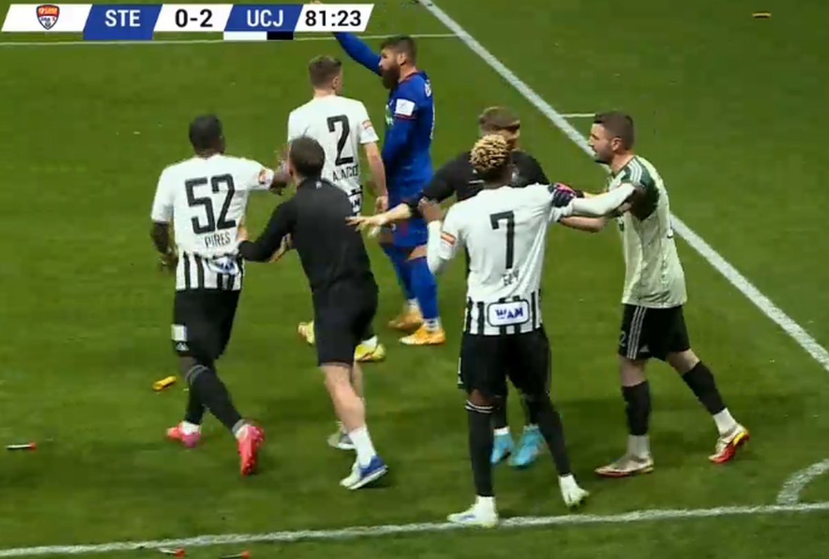 Cel mai încins moment din CSA Steaua - U Cluj: veteranul „militarilor”, eliminat