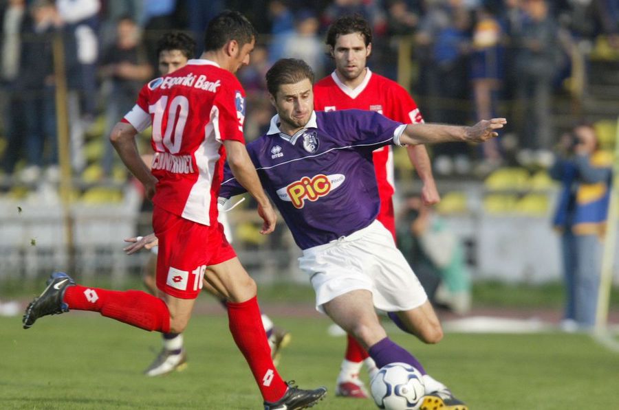 Șomcherechi controlează mingea în fața lui Ionel Dănciulescu, într-un meci contra lui Dinamo Mărturie în direct: cum făcea blaturi în Liga 1 » „Îi spuneam: «Bă, băiatule, eu ți-am făcut lovitura liberă, descurcă-te!»”