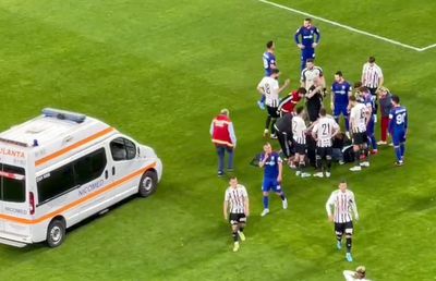 Clipe de panică în Ghencea: fotbalistul lui Oprița, inert pe gazon! Ambulanța, chemată de urgență: fotbalistul a fost „faultat” și de medic