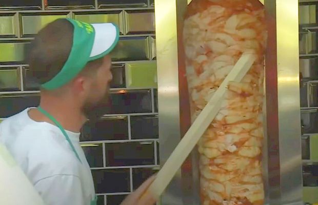 Vinde șaorma în București » Fără echipă de 4 luni, fostul coordonator de joc al lui Dinamo din 2012 s-a reorientat