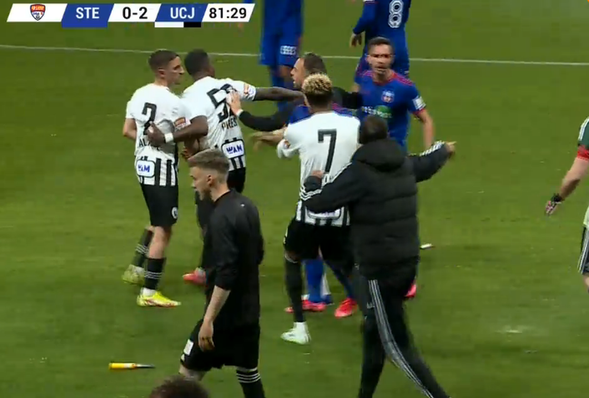 Cel mai încins moment din CSA Steaua - U Cluj: veteranul „militarilor”, eliminat