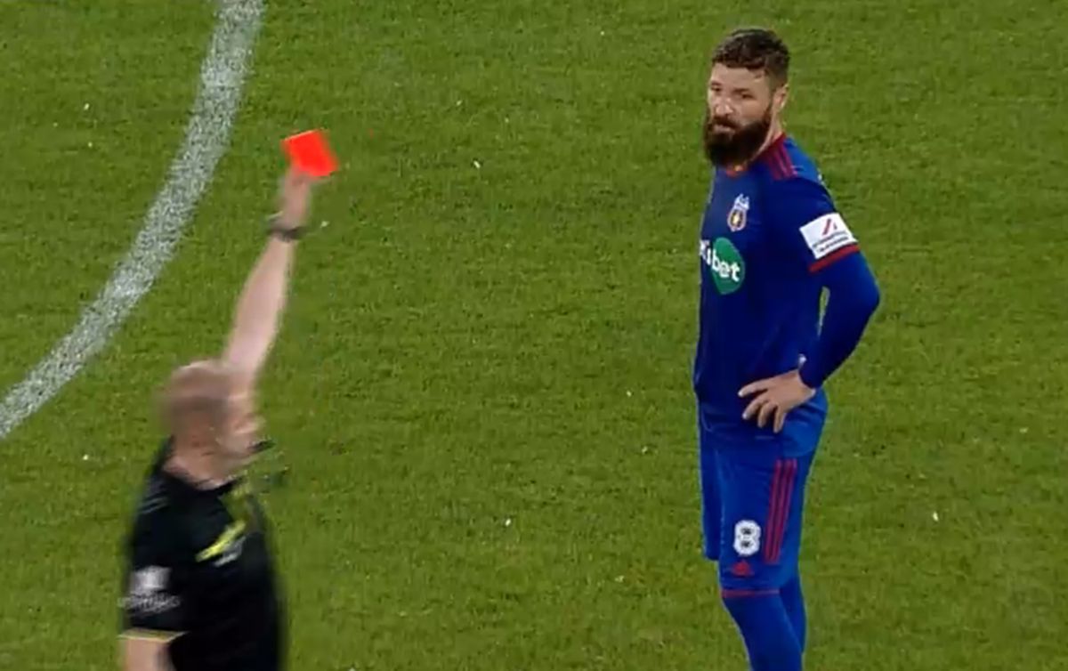 Cel mai încins moment din CSA Steaua - U Cluj: veteranul „militarilor”, eliminat