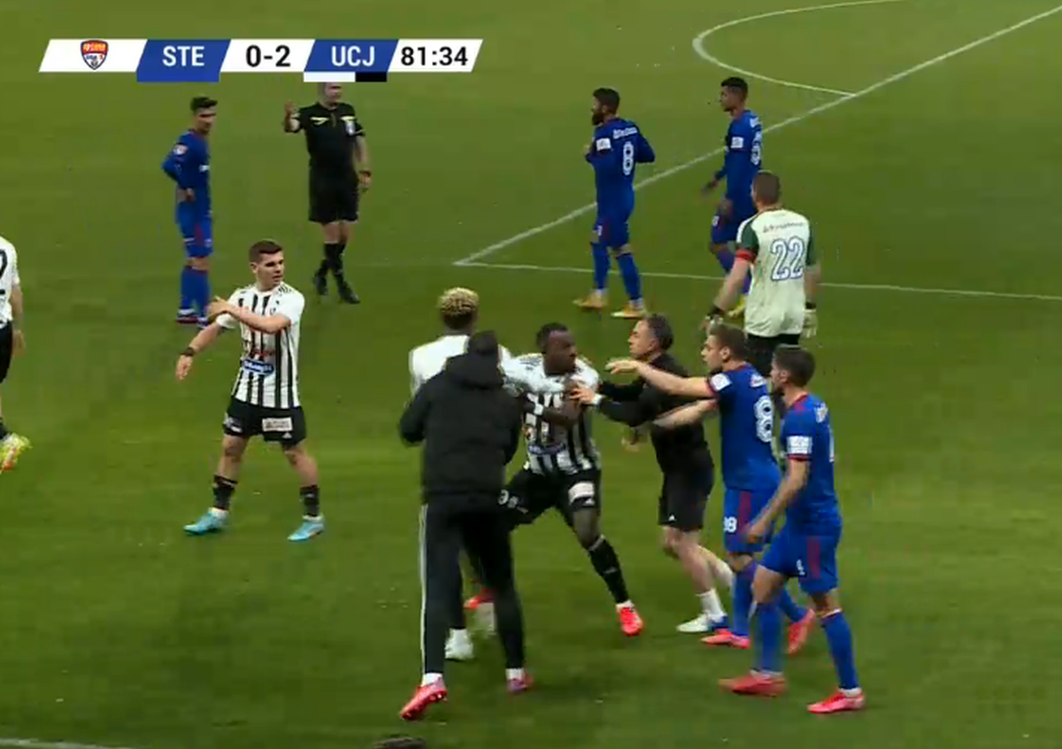 Cel mai încins moment din CSA Steaua - U Cluj: veteranul „militarilor”, eliminat